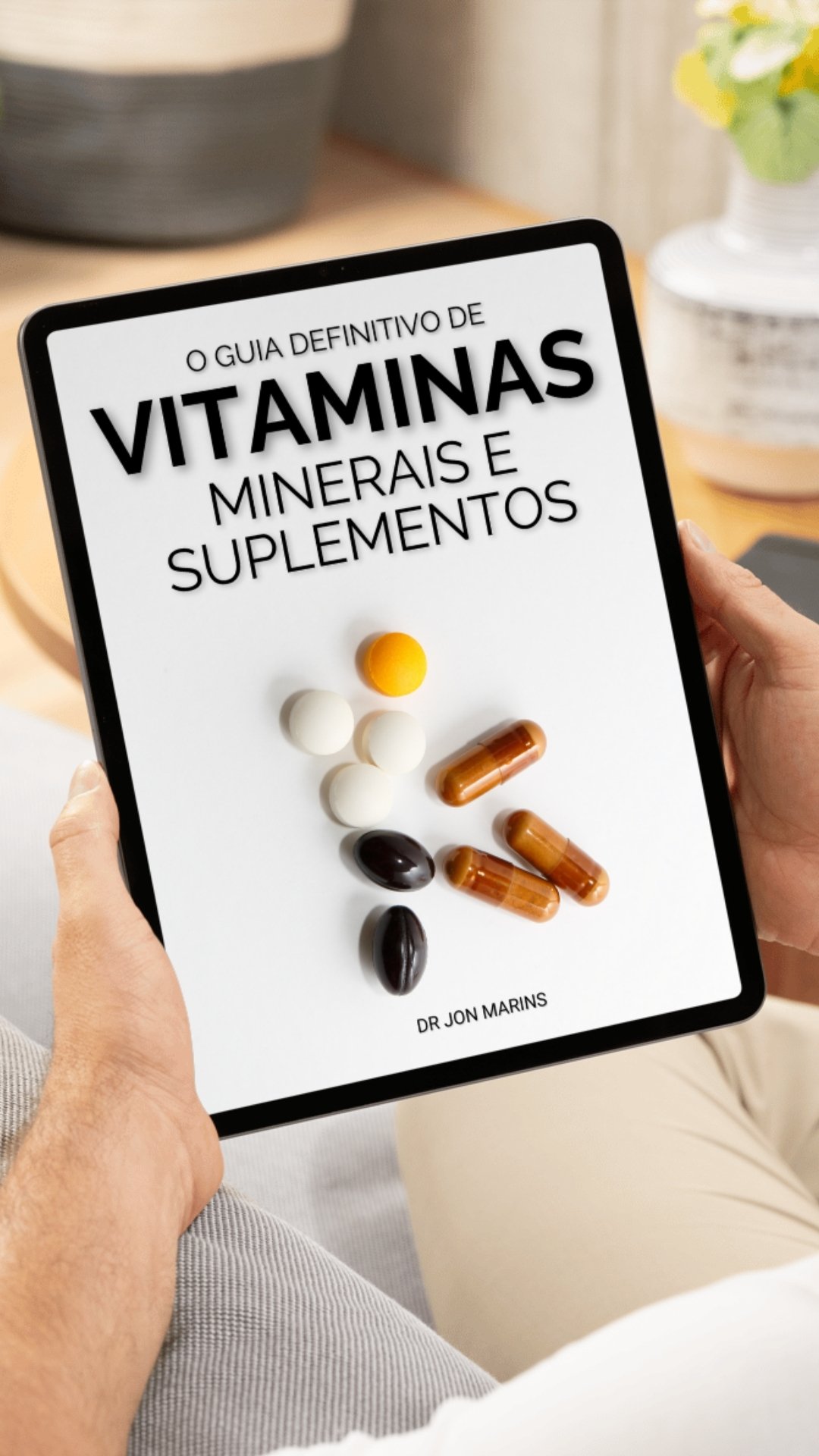 Homem lendo o guia no tablet no sofá