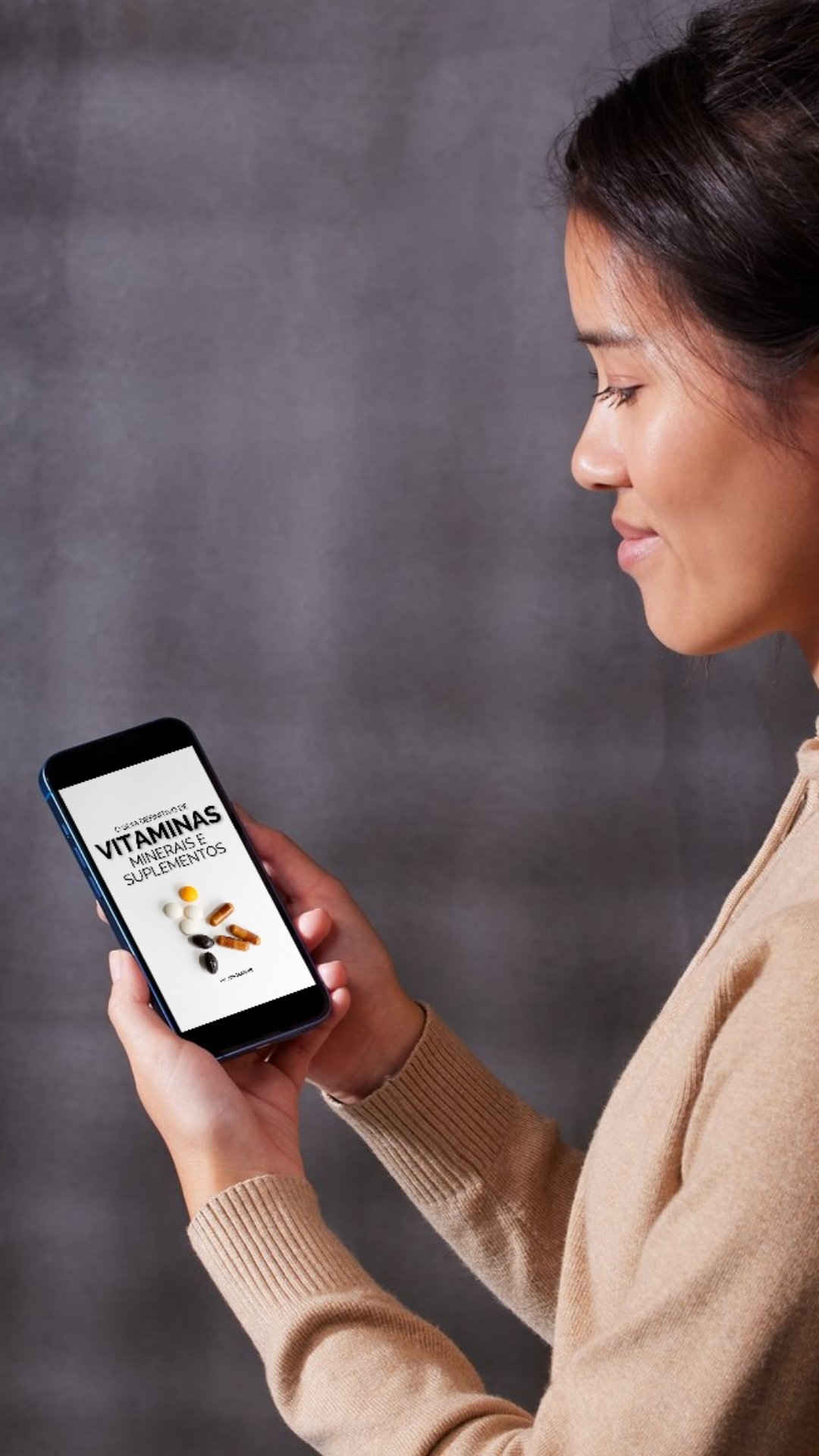 Mulher lendo o guia no celular