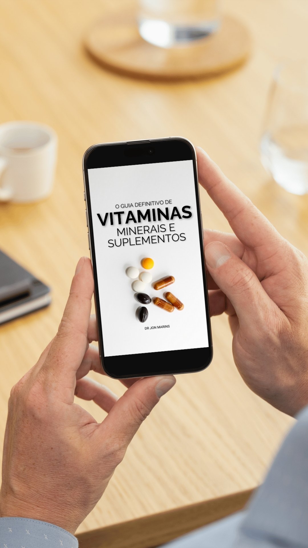 Homem consultando o guia no celular